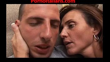 ITALIAN MILF MATURE MOM – MAMMA ARRAPATA SCOPA RAGAZZO