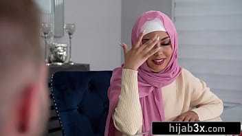 Petite Muslim Beauty Fucks While Keeping Her Hijab On