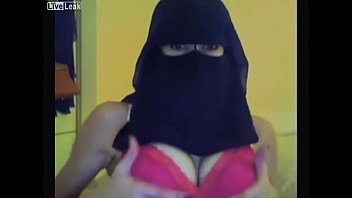 Sexy Saudi Arabian girl twerking with veil on