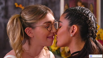 y. Lesbian Ex Friends Confess Feelings – Emily Willis, Mackenzie Moss