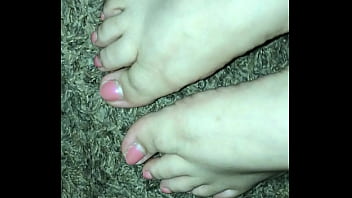 I drop a nice load little of cum on my Latina gf hot feet and toes  (Cumshot)